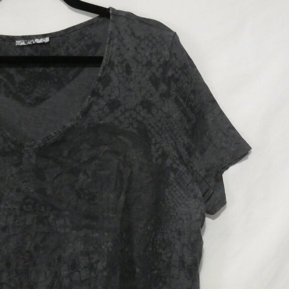 Unbranded | P2P 22 inches measured | Elegant Black V-Neck Patterned T-Shirt - Picture 5 of 12